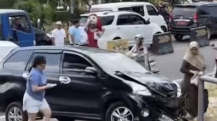 KECELAKAAN DI TANJUNGPINANG VIRAL  - Dua mobil masing-masing Toyota Avanza warna hitam BP 1071 G dan Toyota Camry warna putih BP 614 NA yang terlibat lakalantas di Pamedan, Kota Tanjungpinang, Provinsi Kepulauan Riau (Kepri), Selasa (13/1/2026).