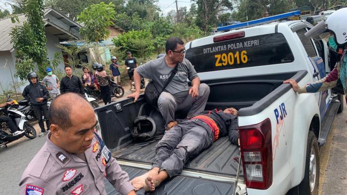 KECELAKAAN  - Korban saat dievakuasi menggunakan mobil polisi, usai terlibat kecelakaan dengan mobil Toyota Fortuner di  Jl. Wr Supratman, Kota Tanjungpinang, Kepri, Kamis (12/2/2026).