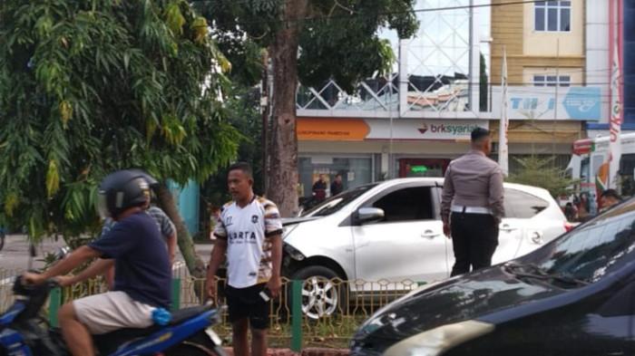 Pakai Mobil Rental, Dua Orang Alami Kecelakaan di Tanjungpinang Depan MAN, Sopir Diduga Ngantuk