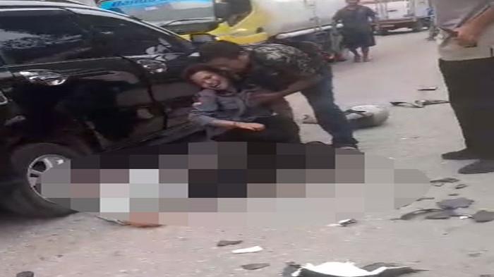 KECELAKAAN MAUT DI BATAM - Tangkap layar video warga saat lakalantas di Jalan Tenggiri, Kelurahan Tanjung Sengkuang, Kecamatan Batuampar, Kota Batam, Provinsi Kepulauan Riau (Kepri), Senin (13/10/2025) sekira pukul 10.00 WIB. Seorang wanita benama Serniwati Lafau (23) meninggal dunia dalam kecelakaan maut di Batam itu.
