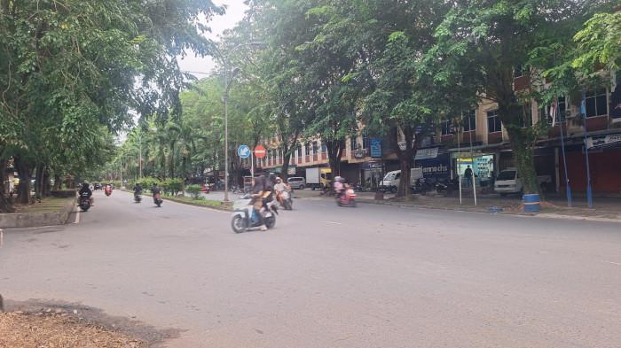 LOKASI KECELAKAAN MAUT - Lokasi kecelakaan maut libatkan sepeda motor vs lori kuning di Jalan Bintan Center, KM 9, Kota Tanjungpinang, Kepulauan Riau (Kepri), Rabu (17/12/2025). Foto diambil Kamis (18/12/2025).