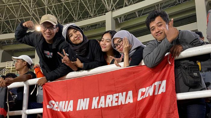 Keceriaan suporter Persija Jakarta dalam pertandingan BRI Super League.
