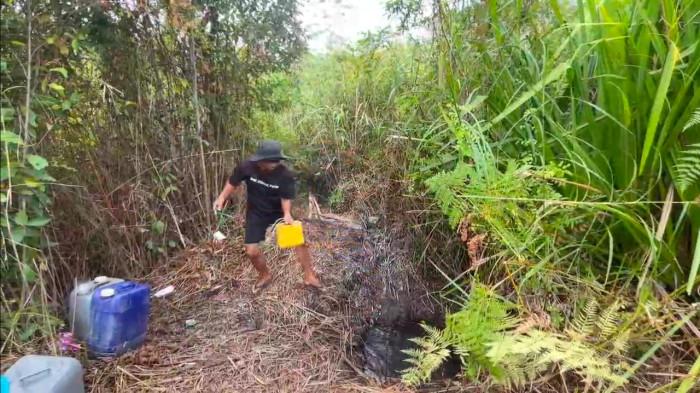 KRISIS AIR BERSIH DI LINGGA - Warga Kampung Senempek, Desa Limbung, Kecamatan Lingga Utara, Kabupaten Lingga, Provinsi Kepulauan Riau, andalkan sumur karena krisis air bersih, Selasa (10/2/2026).