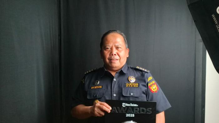 Kepala Bea Cukai Batam Terima Tribun Batam Awards 2025, Tanggap Pedagangan Ilegal di Batam
