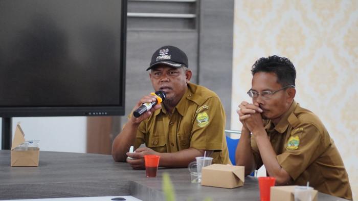 Kepala Desa Sungai Harapan, Malisi saat mengikuti Rakor Tim Evaluasi Desa Persiapan Terkait Status Desa Persiapan di Kabupaten Lingga, Provinsi Kepri, Selasa (11/11/2025).