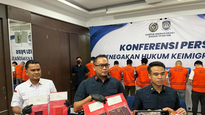 Enam WNA Dideportasi dari Batam dan Satu Warga Singapura Terancam Pidana Keimigrasian