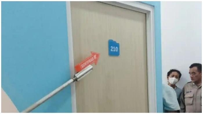 Kepolisian melakukan evakuasi mayat perempuan berinisial DDL di sebuah kamar hotel Kota Semarang