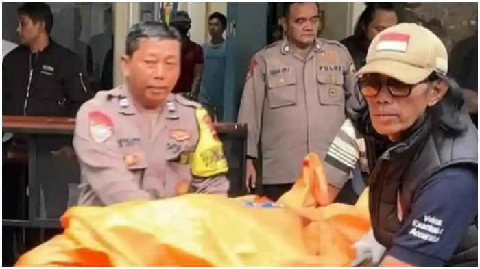 PROSES EVAKUASI - Kepolisian melakukan evakuasi mayat perempuan berinisial DDL di sebuah kamar hotel Jalan Telaga Bodas Raya Nomor 11 Karangrejo, Gajahmungkur, Kota Semarang, Senin (17/11/2025). Korban merupakan dosen muda di Universitas 17 Agustus 1945 Semarang (Untag) yang ditemukan tewas pertama kali oleh seorang polisi berpangkat AKBP.