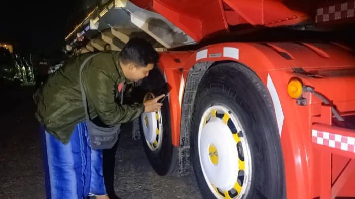Kepolisian saat melakukan pengecekan kendaraan yang terlibat kecelakaan di Jombang