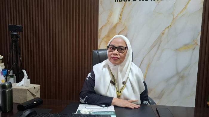 BERI KETERANGAN - Kepala Sekolah MAN 2 Batam, Ernawati beri keterangan soal kejadian ratusan siswanya alami diare usai santap menu Makan Bergizi Gratis (MBG), saat ditemui Tribun Batam, Jumat (14/11/2025).