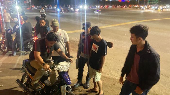POLSEK SEKUPANG - Anggota Polsek Sekupang datangi lokasi keributan di Simpang Vitka, Tiban Center, Kecamatan Sekupang, Kota Batam, Provinsi Kepulauan Riau (Kepri), Minggu (3/5/2026) dini hari.
