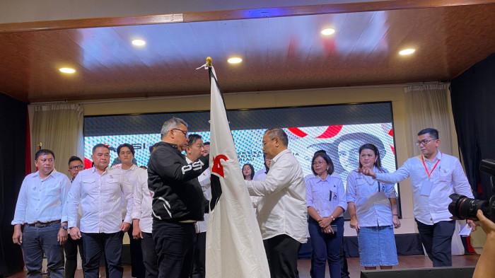 SERAHKAN PATAKA - Ketua Harian DPP Partai Solidaritas Indonesia (DPP), Ahmad Ali menyerahkan pataka tanda dilantiknya pengurus DPW dan DPD PSI se-Kepri di Ballroom Love Seafood Batam Center, Sabtu (22/11/2025). 