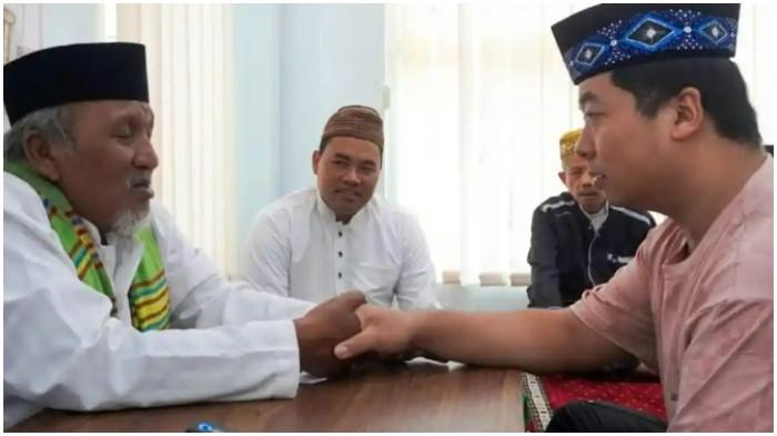 PEKERJA TIONGKOK MUALAF - Ketua Umum MUI Kabupaten Gresik, KH. Ainur Rofiq Thoyyib (kiri) bersama Wen Choi (kanan) di Kantor MUI Kabupaten Gresik pada Rabu (11/3/2026).