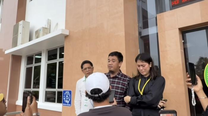 SIDANG PENGANIAYAAN DI PN BATAM - Tangkapan layar Kuasa Hukum korban penganiayaan, Arfandi Ahmad dan korban KP saat mendatangi Pengadilan Negeri (PN) Batam, Rabu (10/6/2026).