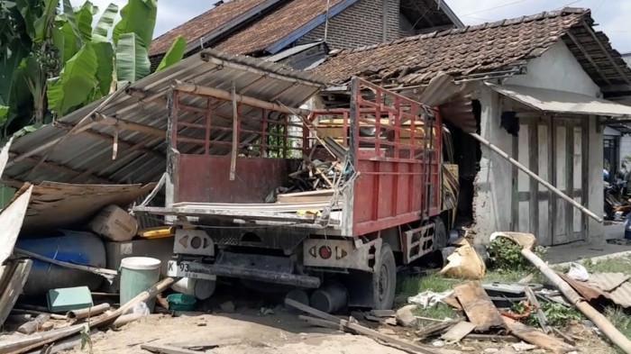Kecelakaan Maut di Pati, Truk Tabrak Motor dan Pejalanan Kaki Lalu Seruduk Warung