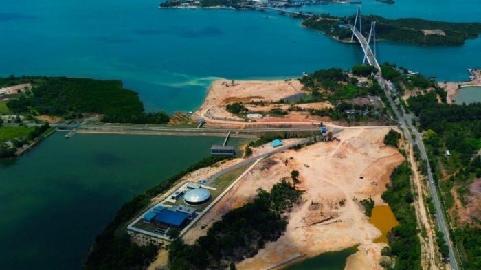 DAM TEMBESI - Foto udara kondisi bibir dam Tembesi yang saat ini sedang dilakukan pematangan lahan mulai dari dalam Dam Tembesi hingga bibir pantai di atas jembatan satu Barelang, Minggu (31/5/2026).