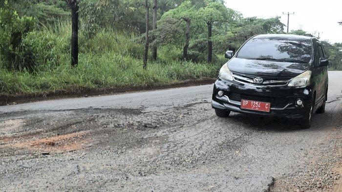 Jalan di Sei Beduk Batam Viral, Warga Luka Luka Akibat Lubang Besar