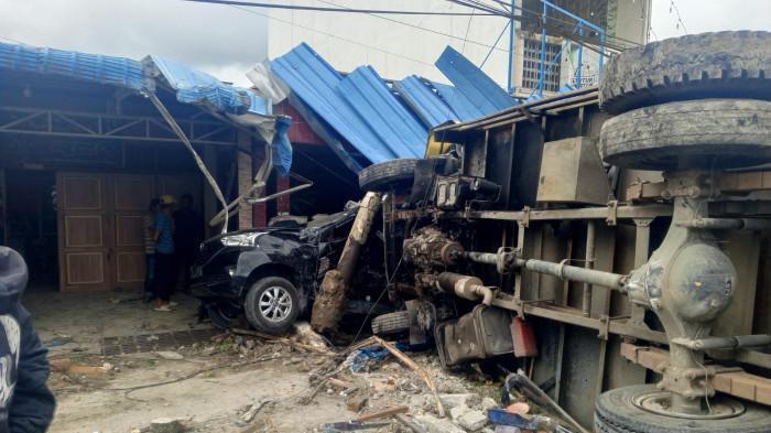 Kondisi mobil box terlibat kecelakaan usai mengalami rem blong di Jalinsum Medan