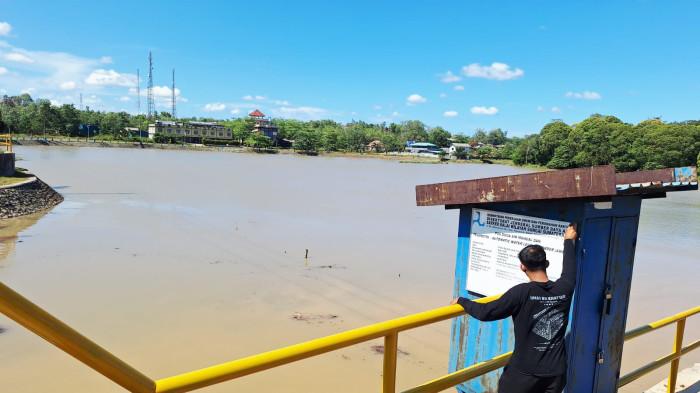 WADUK KEPRI  - Seorang warga Bintan sedang melihat kondisi Waduk Sei Gesek  yang kini sudah terisi air 70 sentimeter, Senin (6/4/2026).
