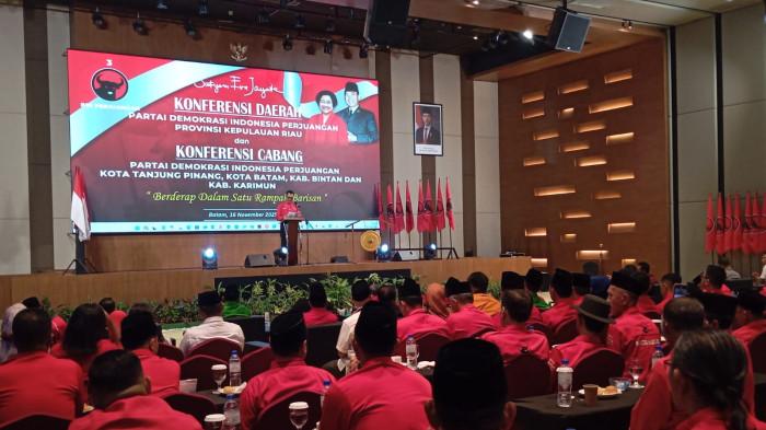 KONFERDA PDIP KEPRI - Ketua DPD PDIP Kepri, Soerya Respationo saat memberikan sambutan di acara Konferda dan Konfercab PDIP di Hotel Aston Pelita, Kota Batam, Provinsi Kepri, Minggu (16/11/2025).