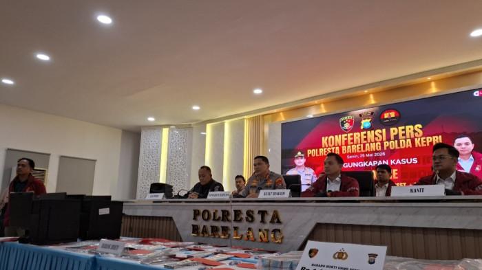 KONFERENSI PERS - Kapolresta Barelang Kombes Pol Anggoro Wicaksono pimpin konferensi pers kasus judi online jaringan internasional di Batam, Senin (25/5/2026)
