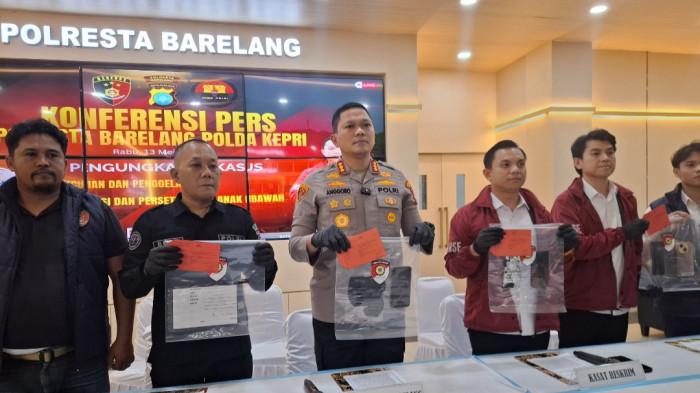 Polresta Barelang gelar konferensi pers kasus eksploitasi anak di bawa umur di Batam, Rabu (13/5/2026)