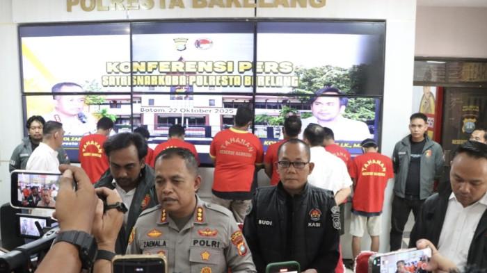 Tersangka Narkoba di Batam Tertunduk saat Ungkap Kasus, Tujuh Orang Terancam Hukuman Mati