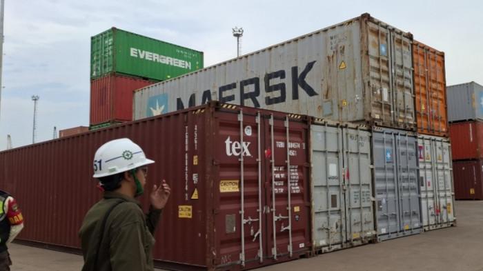 Potret kontainer yang diduga berisi limbah elektronik di Pelabuhan Petikemas Batuampar, Kota Batam, Selasa (7/10/2025)