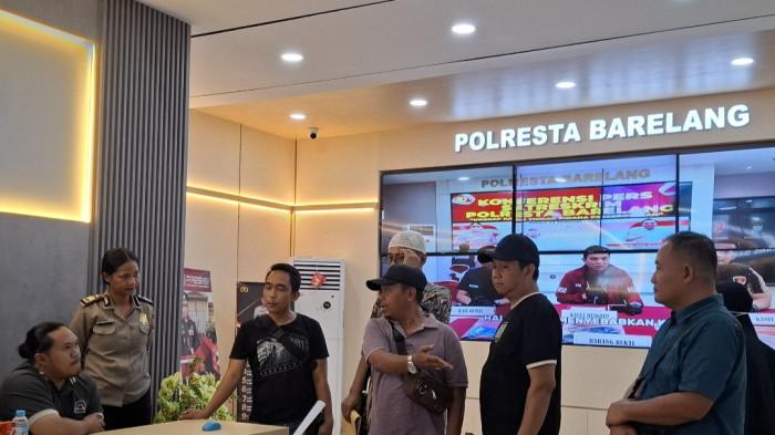 PENIPUAN DI BATAM - Korban dugaan penipuan dan penggelapan di Batam mendatangi Mapolresta Barelang untuk pertanyakan perkembangan laporan, Rabu (1/4/2026). Kerugian para korban ditaksir mencapai Rp4 Miliar.