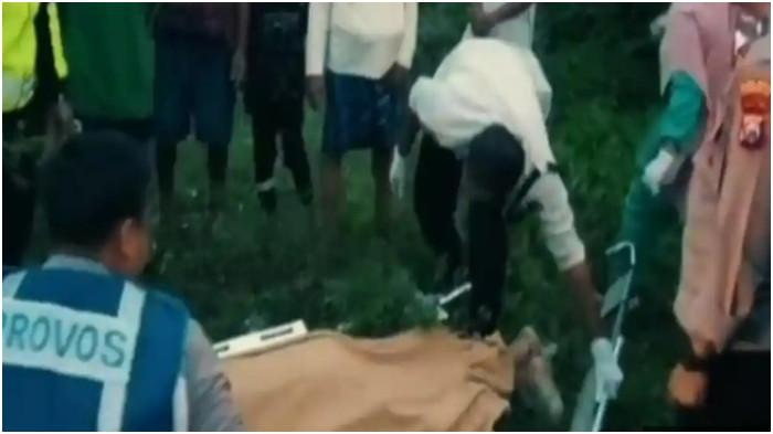 Korban kecelakaan tunggal yang tewas  di  Jalan Raya Sukodadi, Lamongan
