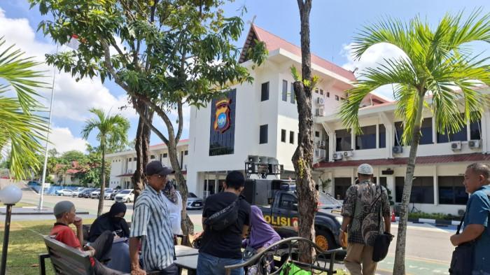 Para korban yang mengalami dugaan penipuan dan penggelapan bisnis mobil oleh salah satu pengusaha di Batam belum lama ini saat mendatangi Mapolresta Barelang