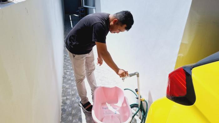 KRISIS AIR - Seorang warga setempat Pandi sedang memutar keran air di rumahnya di Perumahan Pinangmas Residence, Jalan Raja Haji Fisabilillah KM 8 atas, RT 02/RW 01 Kelurahan Batu 10, Kecamatan Tanjungpinang Timur, Kepri, Minggu (1/2/2026).