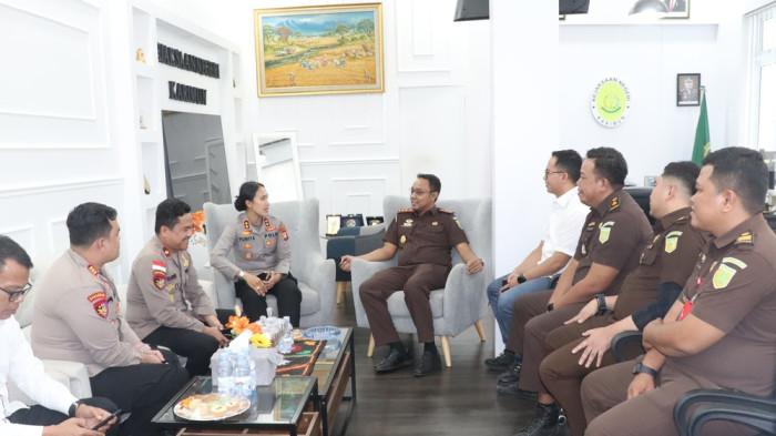 POLRES KARIMUN - Kapolres Karimun AKBP Yunita Stevani, S.I.K., M.Si melakukan kunjungan silahturahmi hari pertama kerja ke Kejaksaan Negeri Karimun pada Senin (12/1/2026).