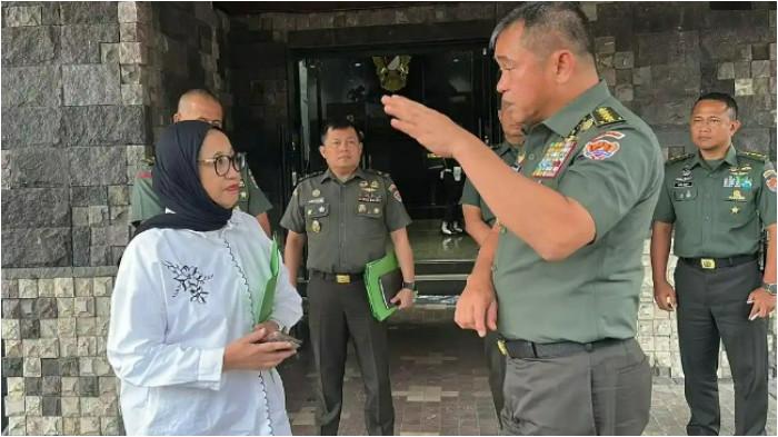 KEAHLIAN JADI KUNCI - Kepala Staf TNI Angkatan Darat (KSAD), Jenderal TNI Maruli Simanjuntak saat menerima kunjungan Wakil Kepala Badan Gizi Nasional (BGN) Nanik Sudaryati Deyang di Markas Besar TNI AD, di Jakarta, Kamis (30/10/2025). Emrus menilai kemampuan investigasi Nanik S Deyang menjadi modal utama membongkar kebocoran tata kelola BGN pasca pergantian pimpinan.