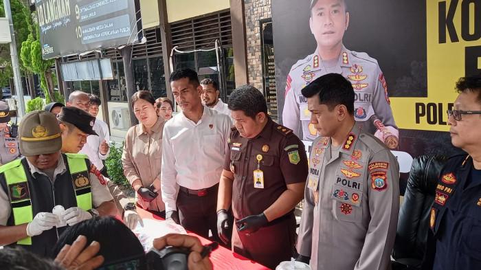 EKSPOSE KASUS NARKOBA  - Kapolresta Tanjungpinang, Kombes Pol Indra Ranu Dikarta saat ekspose kasus narkoba dengan tersangka Is dan Ds, Selasa (21/4/2026). Kedua tersangka sebelumnya ditangkap pihak Bea Cukai di Pelabuhan Internasional Sri Bintan Pura Tanjungpinang karena kedapatan membawa narkoba pada Minggu (12/4/2026) lalu.