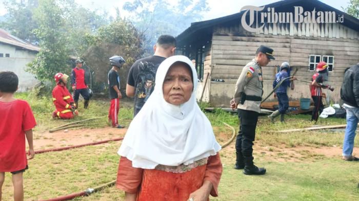 KEBAKARAN DI NATUNA - Seorang lansia bernama Darma (60), penghuni rumah indekos yang terbakar di Kawasan Padang Kurak, Kelurahan Bandarsyah, Kecamatan Bunguran Timur, Kabupaten Natuna, Provinsi Kepulauan Riau (Kepri). Foto diambil: Jumat (22/5/2026).