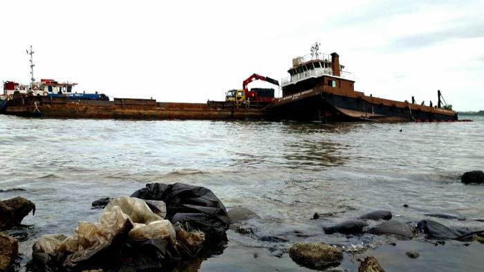 KAPAL ANGKUT LIMBAH KANDAS - Kapal LCT Mutiara Garlib Samudera yang mengangkut limbah hitam kandas di perairan Dangas, Sekupang Batam. Foto diambil Minggu (1/2/2026)