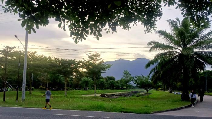 JOGGING DI NATUNA - Suasana lokasi pilihan jogging di Kawasan Masjid Agung Natuna. Foto diambil Sabtu (9/11/2025).