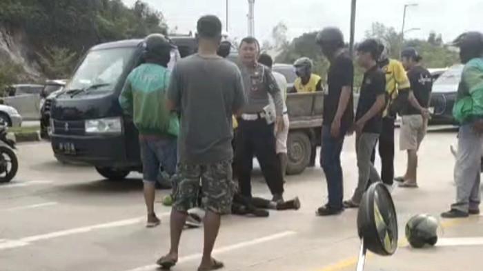 KECELAKAAN MAUT DI BATAM - Tangkapan layar video lakalantas di Jalan Yos Sudarso setelah Fly Over Laluan Madani arah Batuampar, Rabu (31/12/2025). Seorang pemotor dilaporkan meninggal dunia di lokasi kejadian.