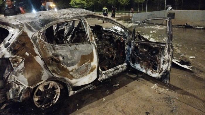 HONDA BRIO DI BATAM TERBAKAR - Mobil Honda Brio yang alami kecelakaan tunggal hingga terbakar dekat Flyover Laluan Madani, Kota Batam, Provinsi Kepulauan Riau (Kepri) pada Jumat (24/4/2026) dini hari. Mobil yang rusak parah itu kini berada di Unit Gakkum Satlantas Polresta Barelang.