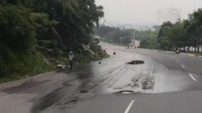 KECELAKAAN DI BATAM VIRAL - Tangkapan layar video lakalantas di Batam saat seorang wanita terkapar di Jalam Yos Sudarso arah Simpang Indomobil, Kota Batam, Provinsi Kepulauan Riau Minggu (24/5/2026)