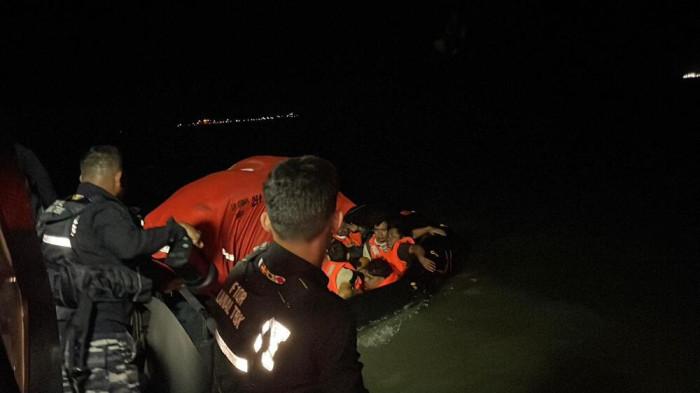 Kapal Nyaris Tenggelam Karena Gelombang Tinggi, Lanal Karimun Evakuasi 19 Awak Kapal