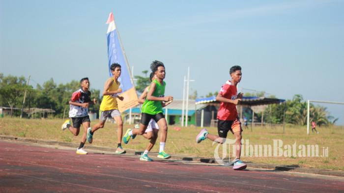 KERJUDA ATLETIK - Lomba lari salah satu nomor perlombaan di ajang Kejurda Atletik Antar Pelajar Kabupaten Lingga, Provinsi Kepri, yang berlangsung di Lapangan Desa Lanjut, Kecamatan Singkep Pesisir, Rabu (24/9/2025).