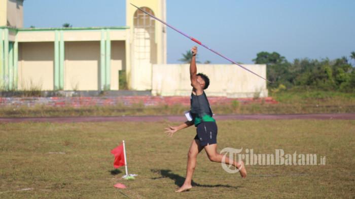 KEJURDA ATLETIK - Nomor perlombaan lempar lembing dalam ajang Kejurda Atletik Antar Pelajar Kabupaten Lingga, Provinsi Kepri, yang berlangsung di Lapangan Desa Lanjut, Kecamatan Singkep Pesisir, Rabu (24/9/2025)