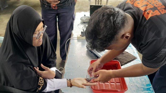 Guru SD di Bintan Panik, Jari Tangan Bengkak Gegara Cincin Nikah Tak Bisa Lepas, Damkar Turun Tangan