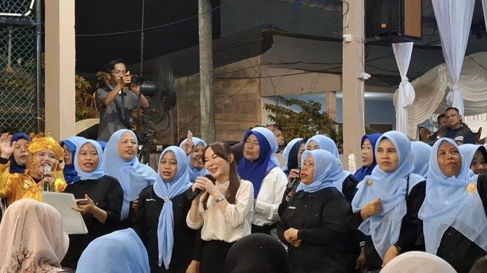 Emak-Emak di Batam Sambut Li Claudia Chandra Gaungkan Politik Riang Gembira di Pilkada 2024
