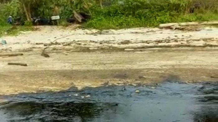 Limbah di Bintan Jenis Minyak Hitam Cemari Pantai Trikora, Buat Resah Nelayan