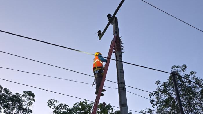 PEMADAMAN LISTRIK DI LINGGA - Tekinisi PLN ULP Dabo Singkep saat mengecek jaringan listrik. Manajemen PLN akan memberlakukan pemadaman listrik di wilayah Pulau Singkep, Kabupaten Lingga, Provinsi Kepri, pada Minggu (12/4/2026).