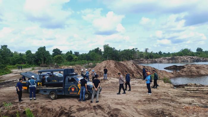 PASIR  ILEGAL  - Tim gabungan saat mendatangi salah satu lokasi tambang di Gunung Kijang, Kabupaten Bintan, Provinsi Kepulauan Riau (Kepri) Kamis (4/12/2025).