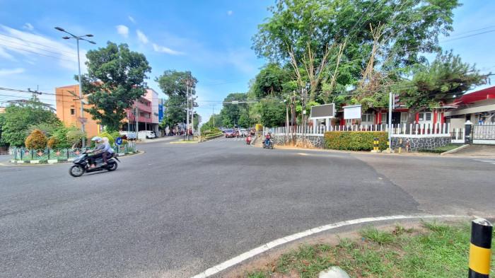 KECELAKAAN DI TANJUNGPINANG VIRAL  - Lokasi kecelakaan di simpang empat Jalan Basuki Rahmat, Kota Tanjungpinang, Provinsi Kepulauan Riau (Kepri), Minggu (24/5/2026). Lakalantas pada Sabtu (23/5/2026) ini sempat viral di medsos.